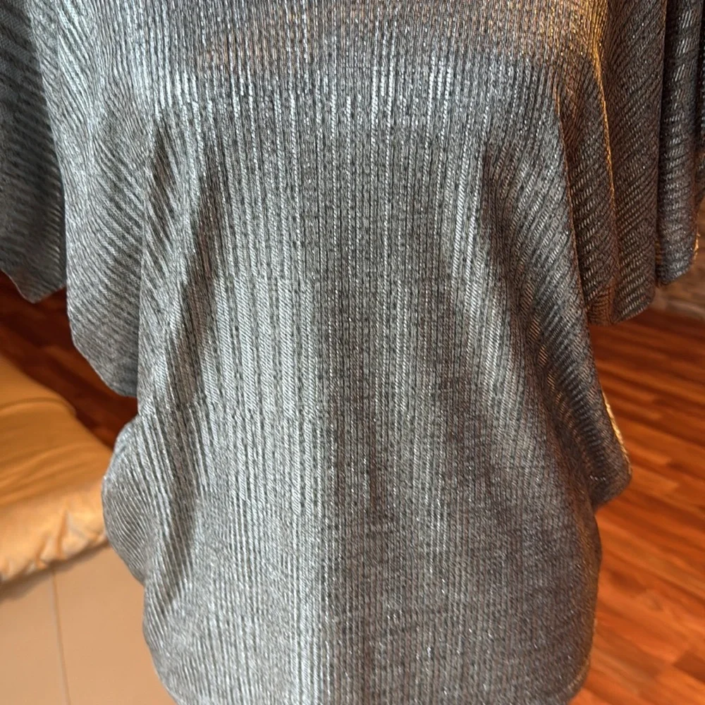 Size medium silver blouse (in some lighting it has gold undertones) - Picture 2 of 5